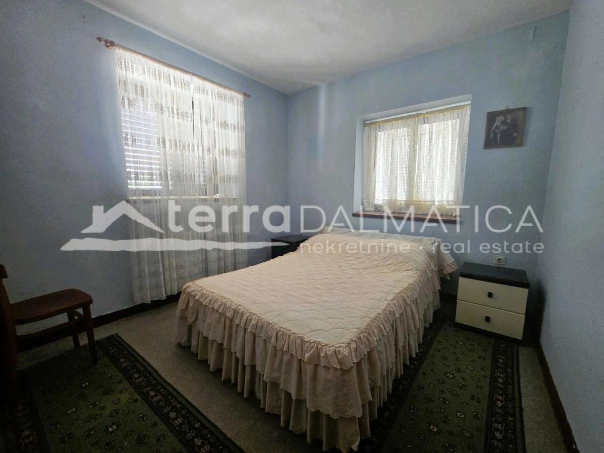 Haus mit Garten in Tribunj, in Strandnähe, großes Potenzial