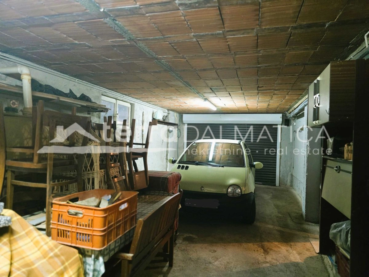 Haus mit Garten in Tribunj, in Strandnähe, großes Potenzial