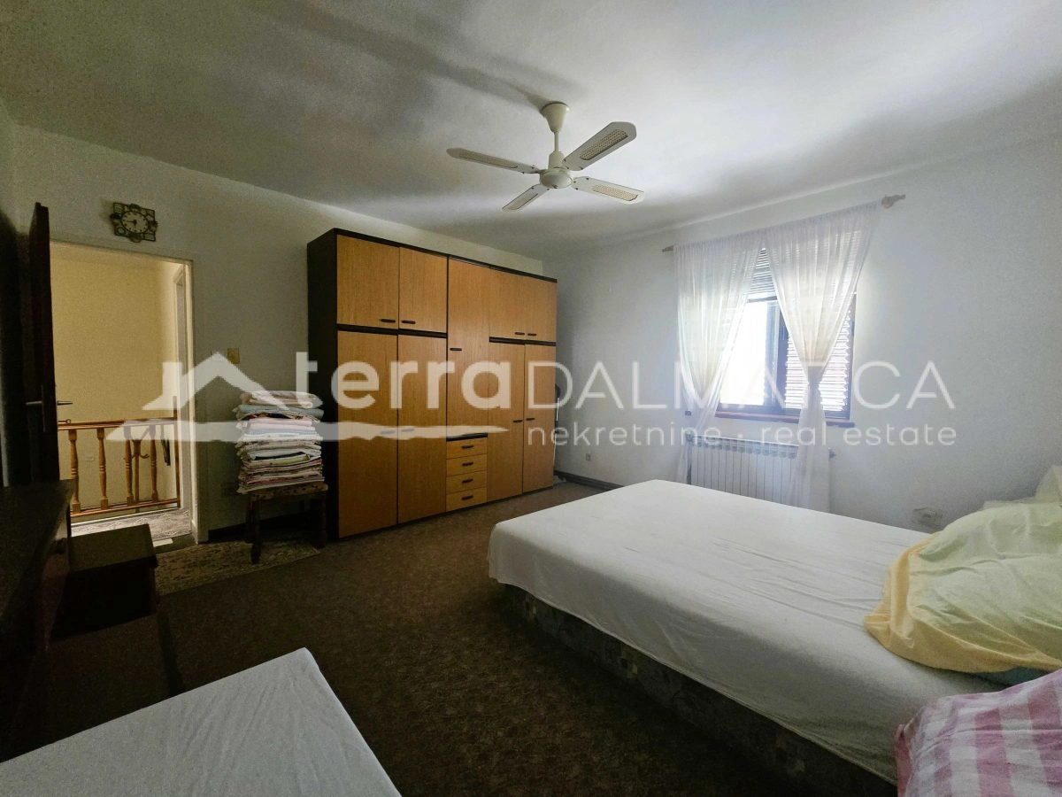 Haus mit Garten in Tribunj, in Strandnähe, großes Potenzial