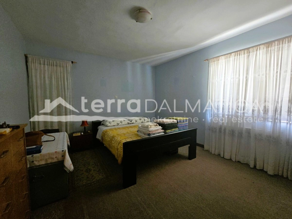 Haus mit Garten in Tribunj, in Strandnähe, großes Potenzial