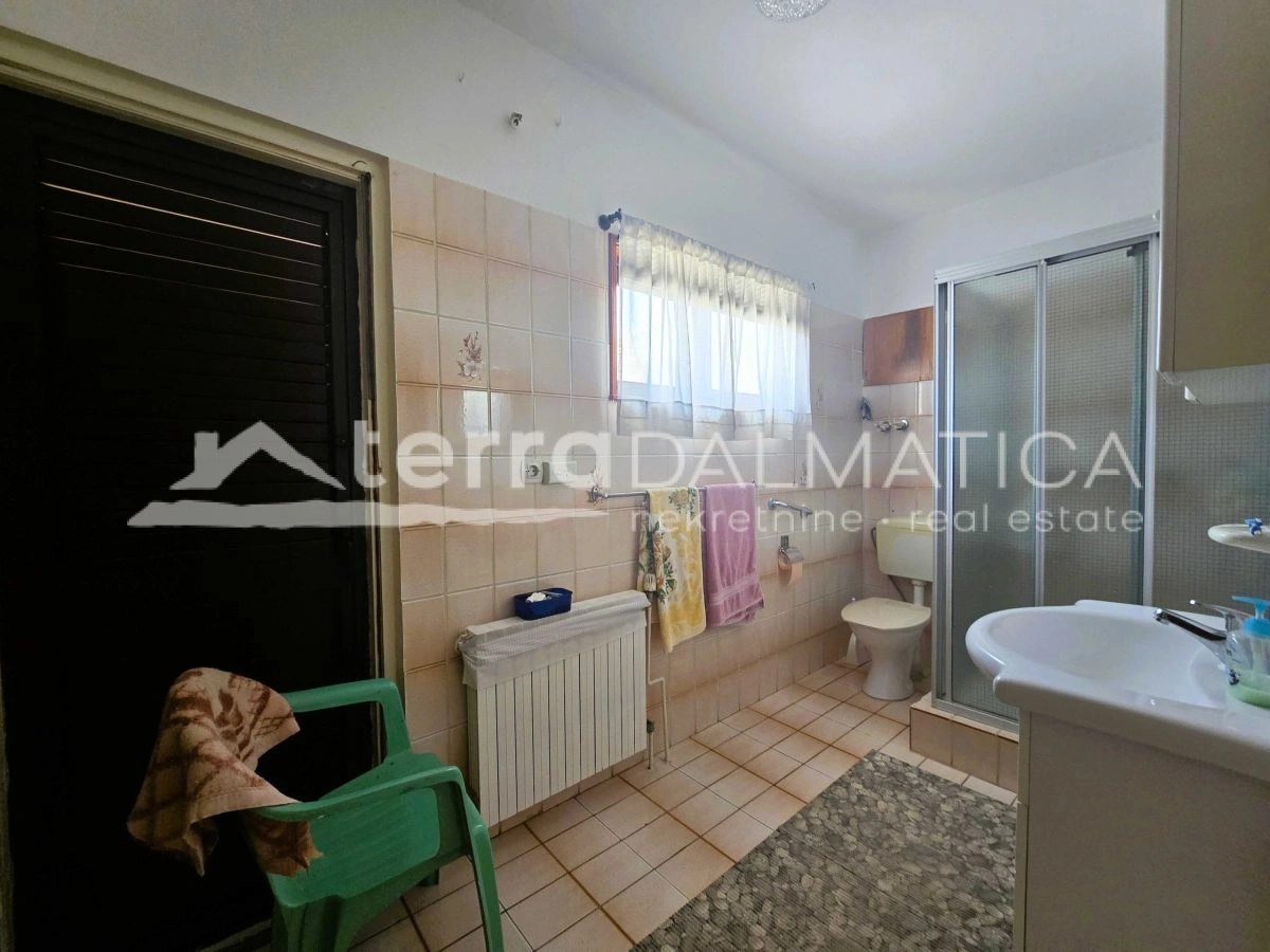 Haus mit Garten in Tribunj, in Strandnähe, großes Potenzial