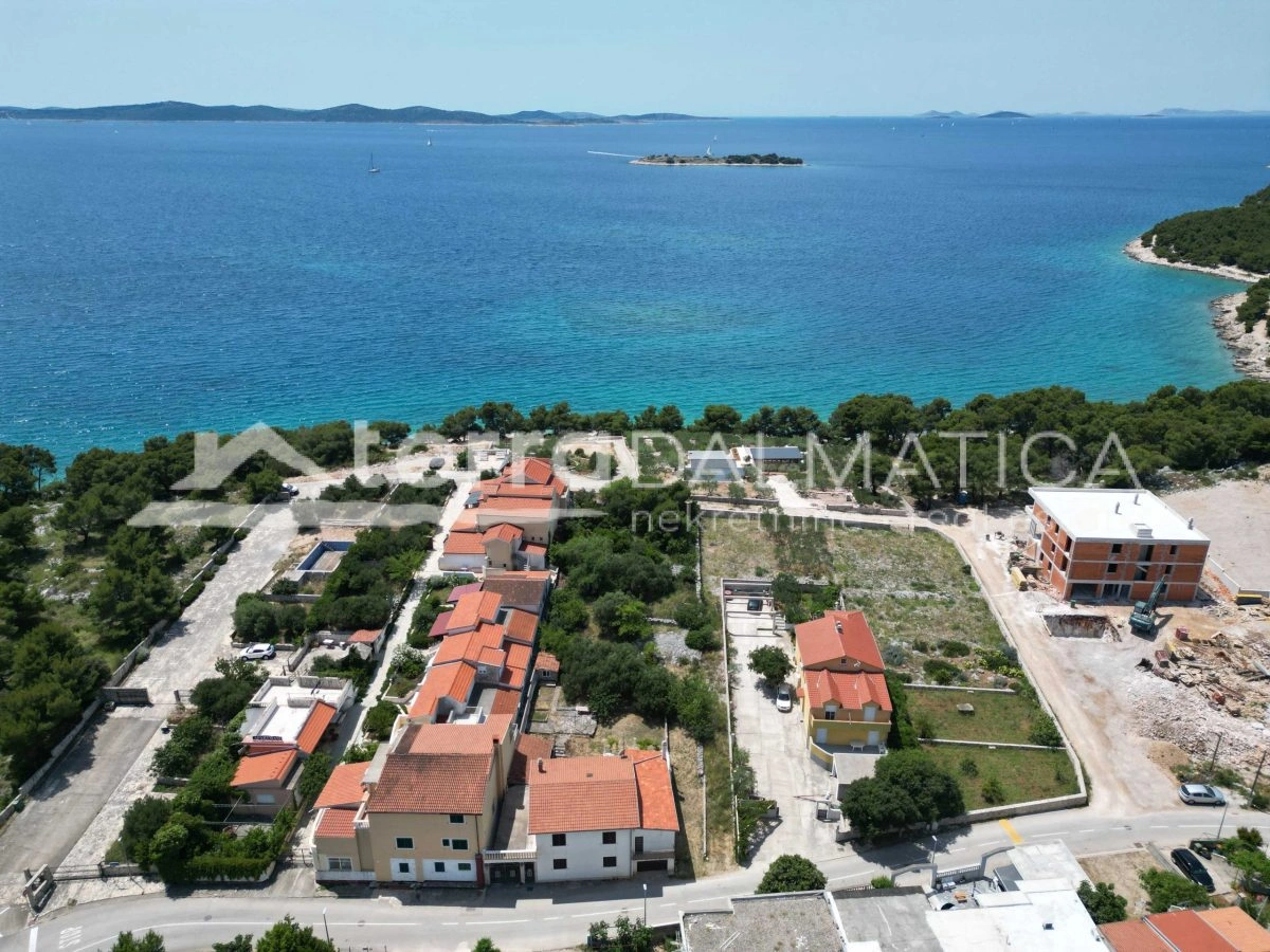 Haus mit Garten in Tribunj, in Strandnähe, großes Potenzial