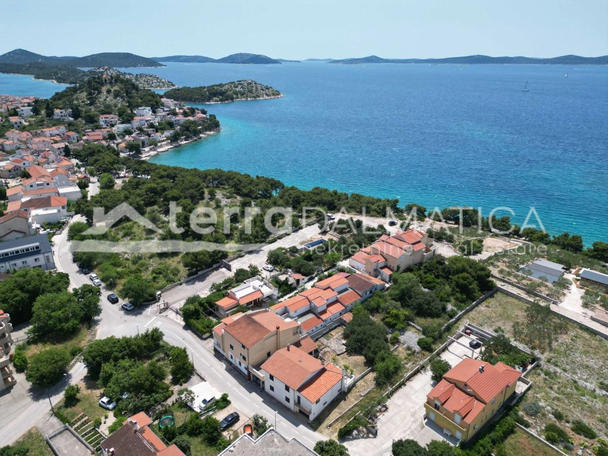 Haus mit Garten in Tribunj, in Strandnähe, großes Potenzial