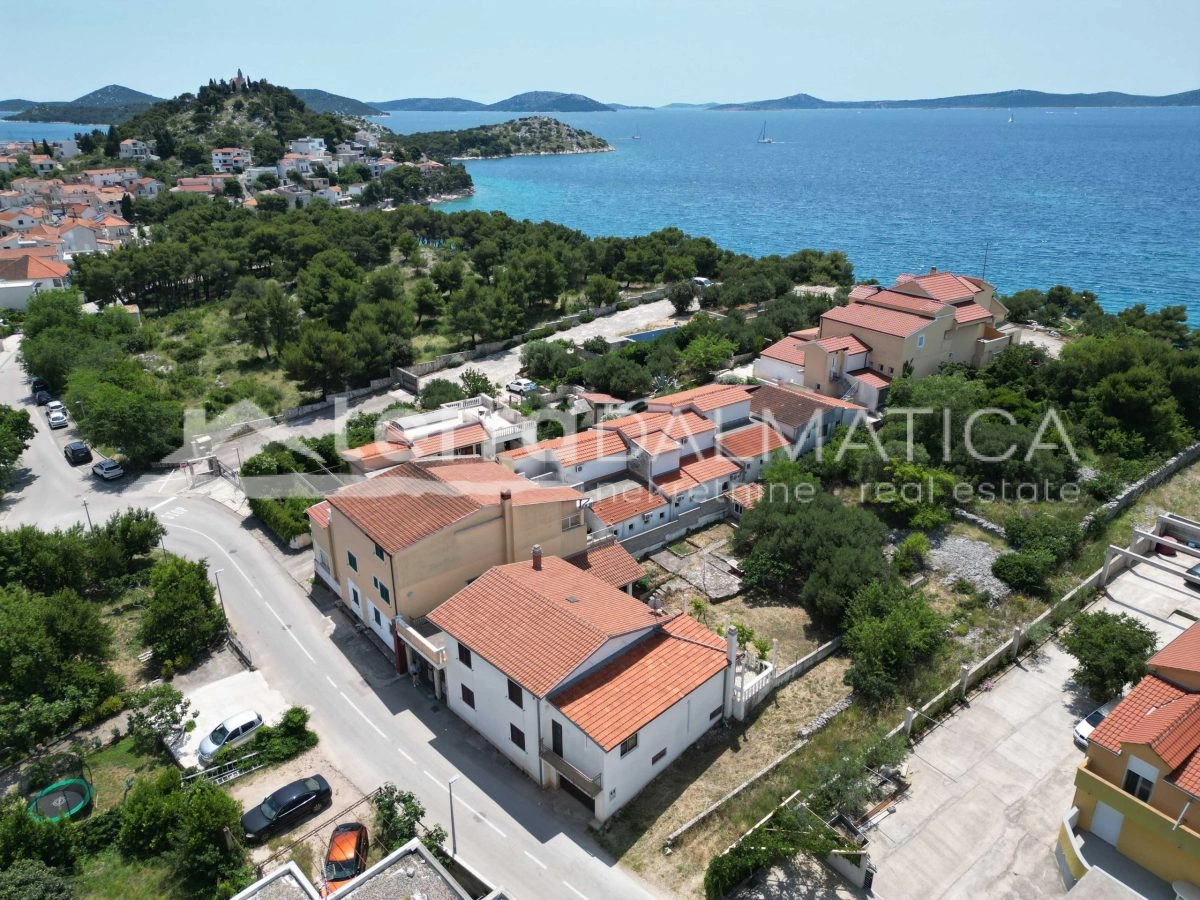 Haus mit Garten in Tribunj, in Strandnähe, großes Potenzial