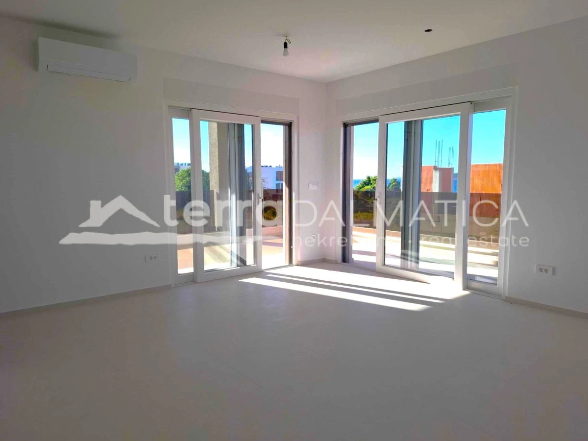 Vodice – Moderne Wohnung mit 3 Schlafzimmern, Terrasse und Abstellraum