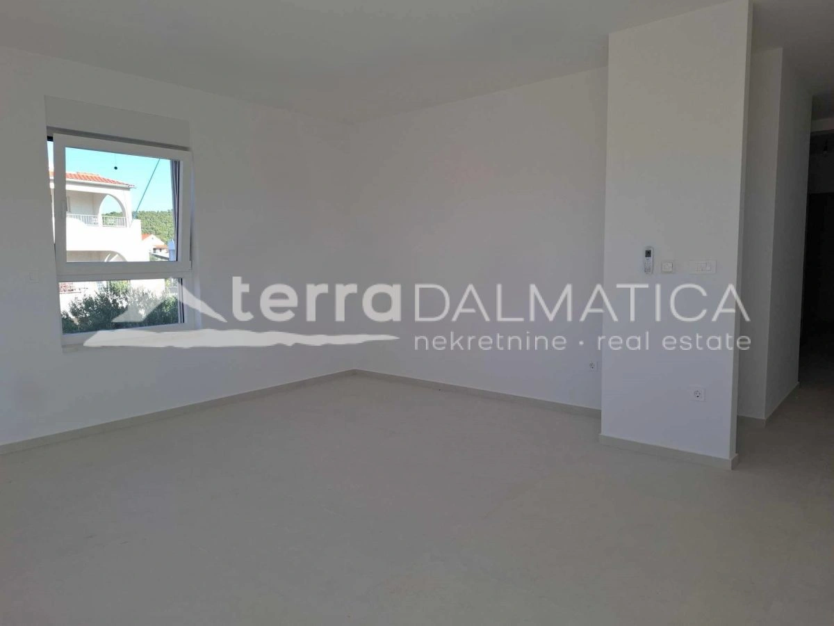 Vodice – Moderne Wohnung mit 3 Schlafzimmern, Terrasse und Abstellraum