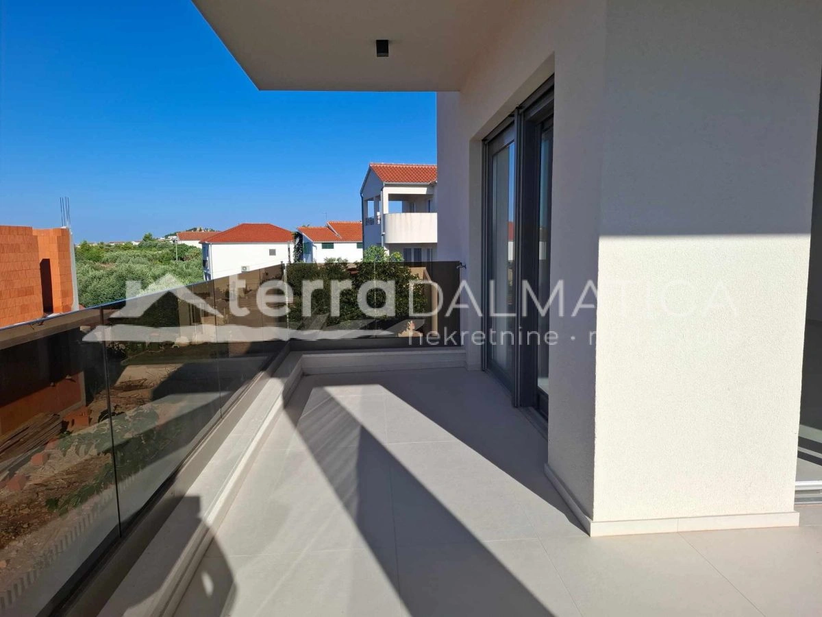 Vodice – Moderne Wohnung mit 3 Schlafzimmern, Terrasse und Abstellraum
