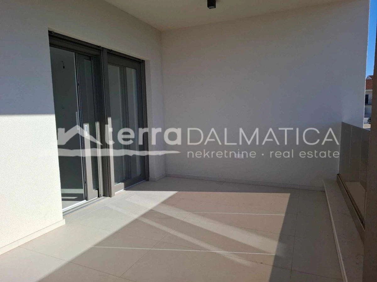 Vodice – Moderne Wohnung mit 3 Schlafzimmern, Terrasse und Abstellraum