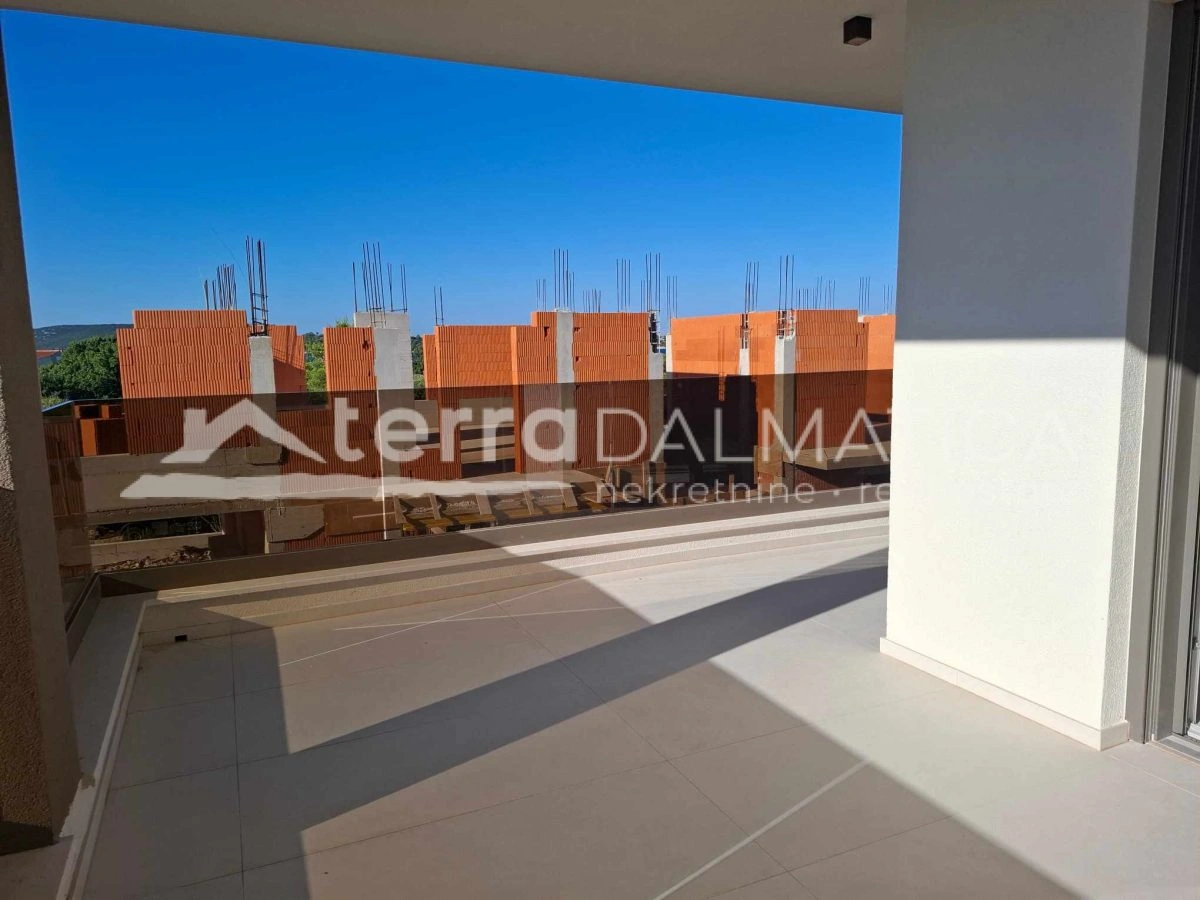 Vodice – Moderne Wohnung mit 3 Schlafzimmern, Terrasse und Abstellraum