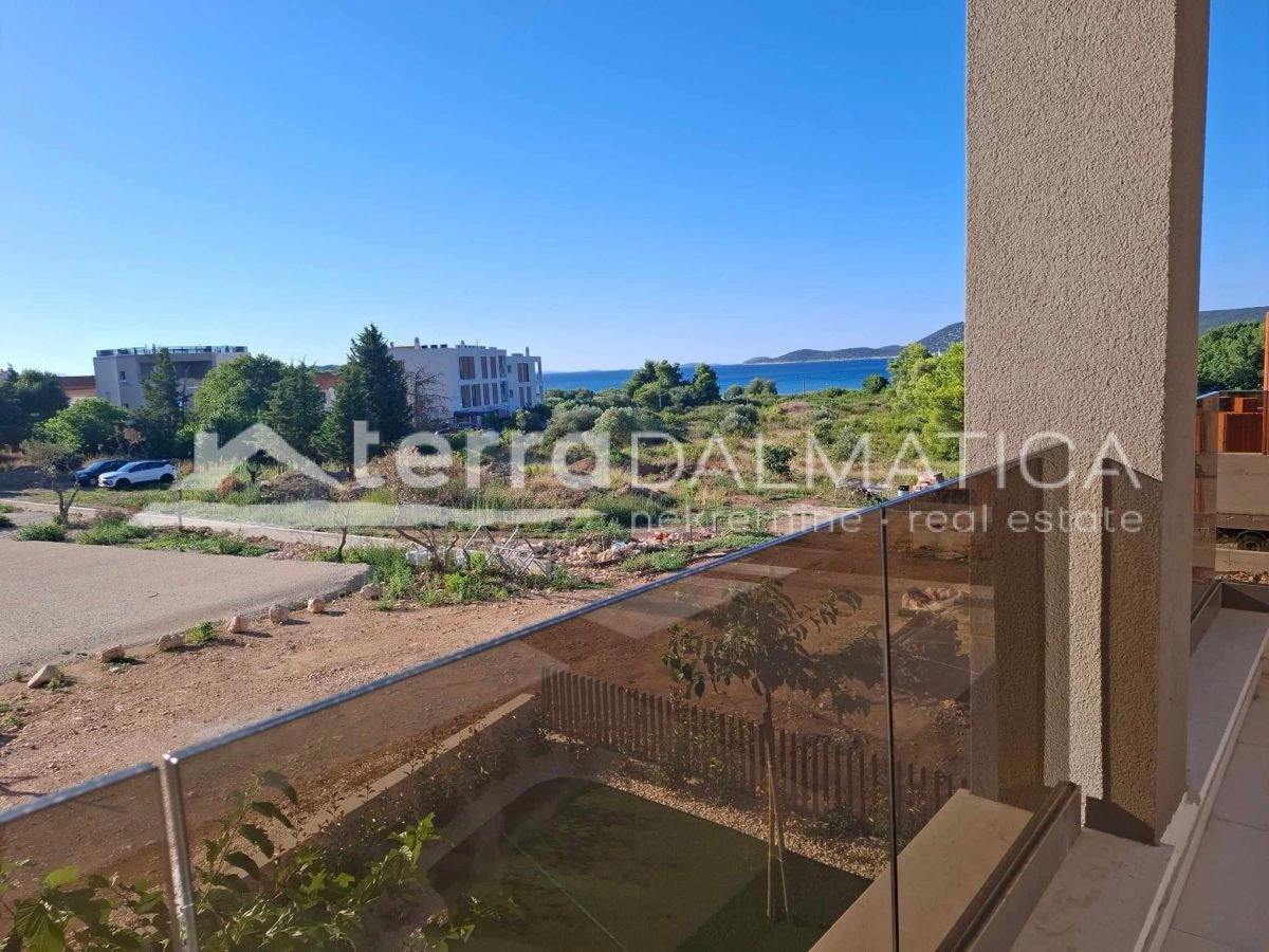 Vodice – Moderne Wohnung mit 3 Schlafzimmern, Terrasse und Abstellraum