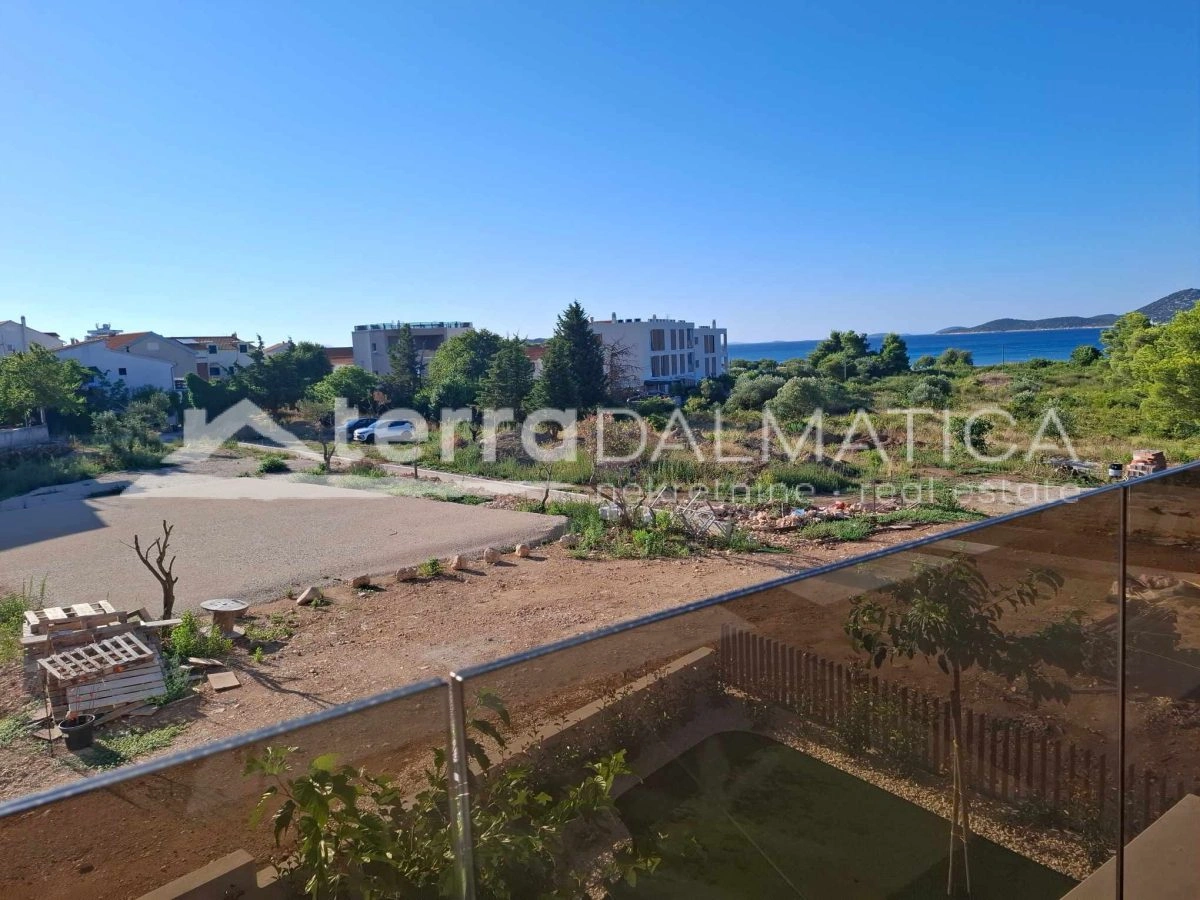 Vodice – Moderne Wohnung mit 3 Schlafzimmern, Terrasse und Abstellraum