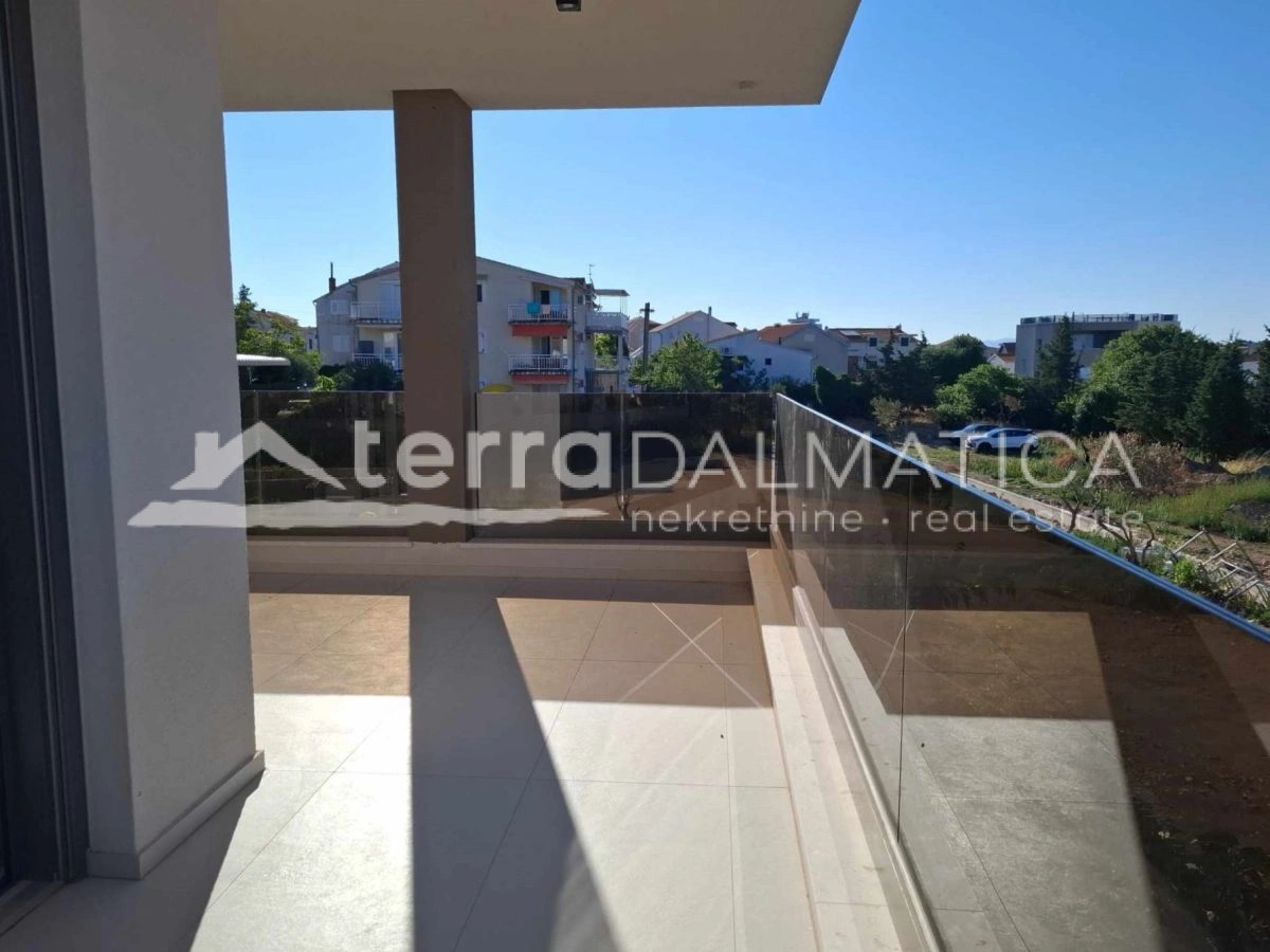 Vodice – Moderne Wohnung mit 3 Schlafzimmern, Terrasse und Abstellraum