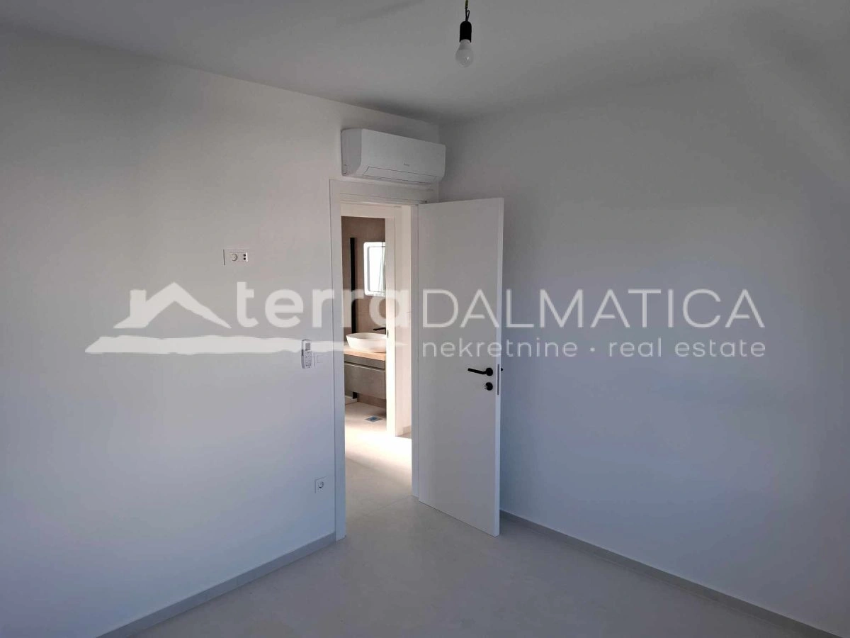 Vodice – Moderne Wohnung mit 3 Schlafzimmern, Terrasse und Abstellraum