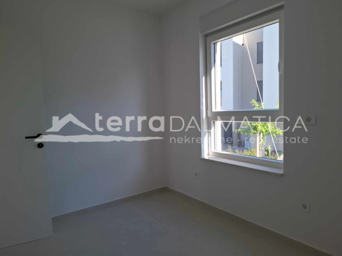 Vodice – Moderne Wohnung mit 3 Schlafzimmern, Terrasse und Abstellraum