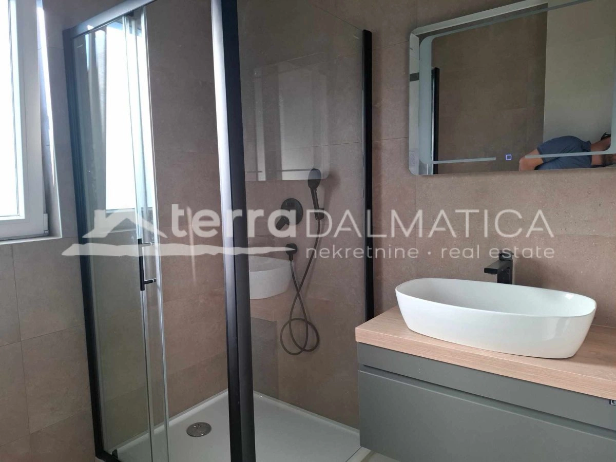 Drei-Zimmer-Wohnung mit Terrasse, Meerblick und 2 Parkplätzen – bezugsfertig, Vodice