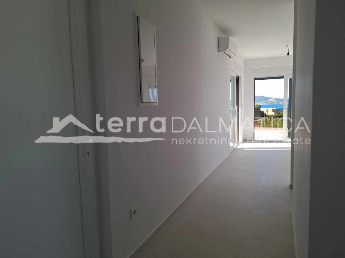 Drei-Zimmer-Wohnung mit Terrasse, Meerblick und 2 Parkplätzen – bezugsfertig, Vodice