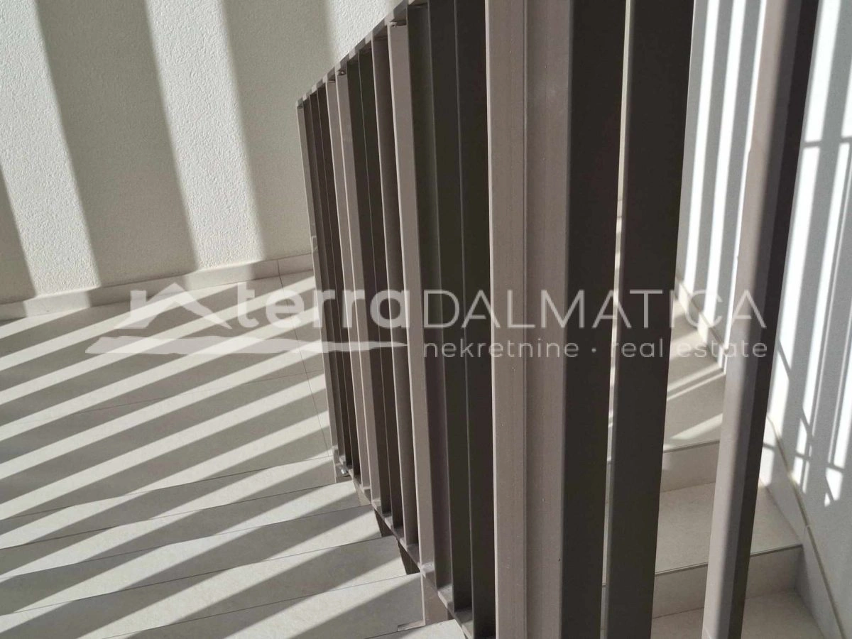 Drei-Zimmer-Wohnung mit Terrasse, Meerblick und 2 Parkplätzen – bezugsfertig, Vodice