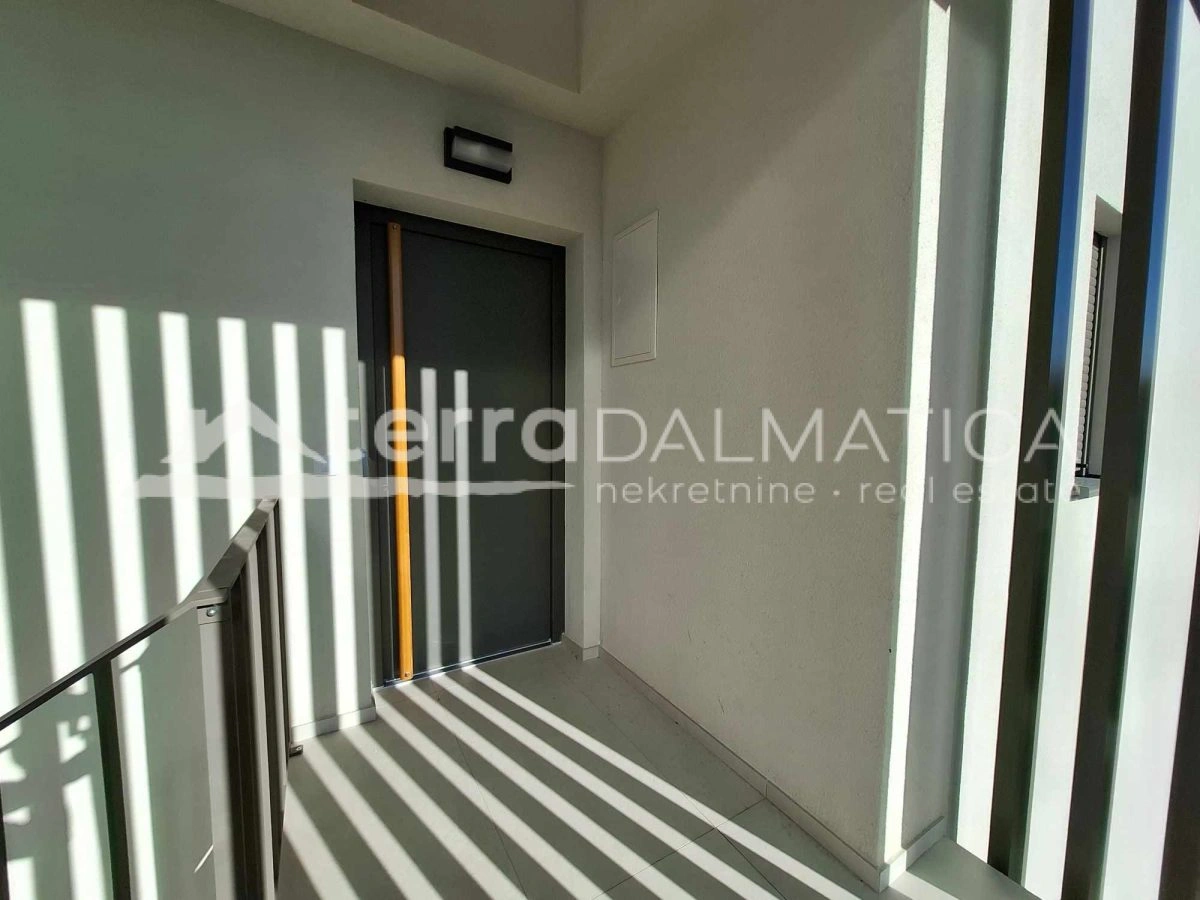 Drei-Zimmer-Wohnung mit Terrasse, Meerblick und 2 Parkplätzen – bezugsfertig, Vodice