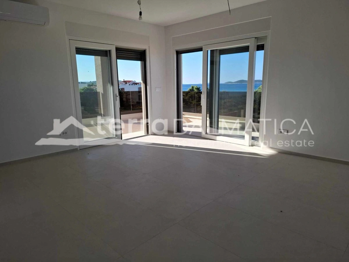 Drei-Zimmer-Wohnung mit Terrasse, Meerblick und 2 Parkplätzen – bezugsfertig, Vodice