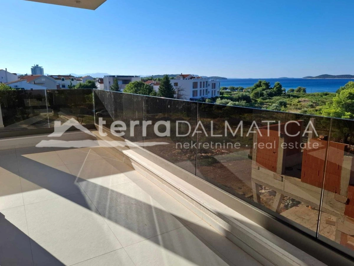 Drei-Zimmer-Wohnung mit Terrasse, Meerblick und 2 Parkplätzen – bezugsfertig, Vodice