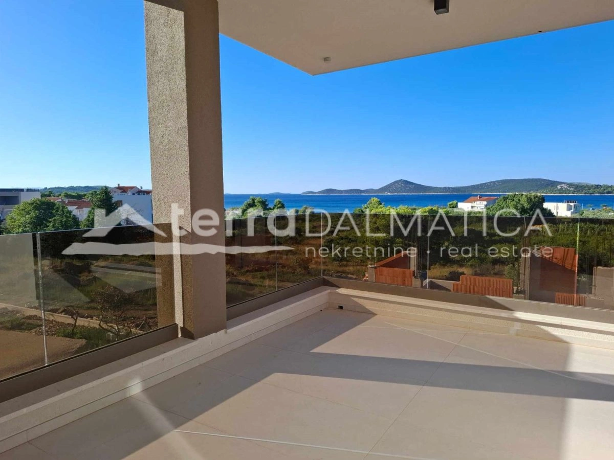 Drei-Zimmer-Wohnung mit Terrasse, Meerblick und 2 Parkplätzen – bezugsfertig, Vodice