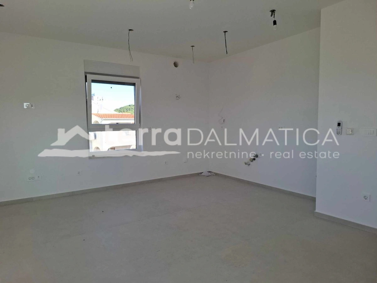 Drei-Zimmer-Wohnung mit Terrasse, Meerblick und 2 Parkplätzen – bezugsfertig, Vodice