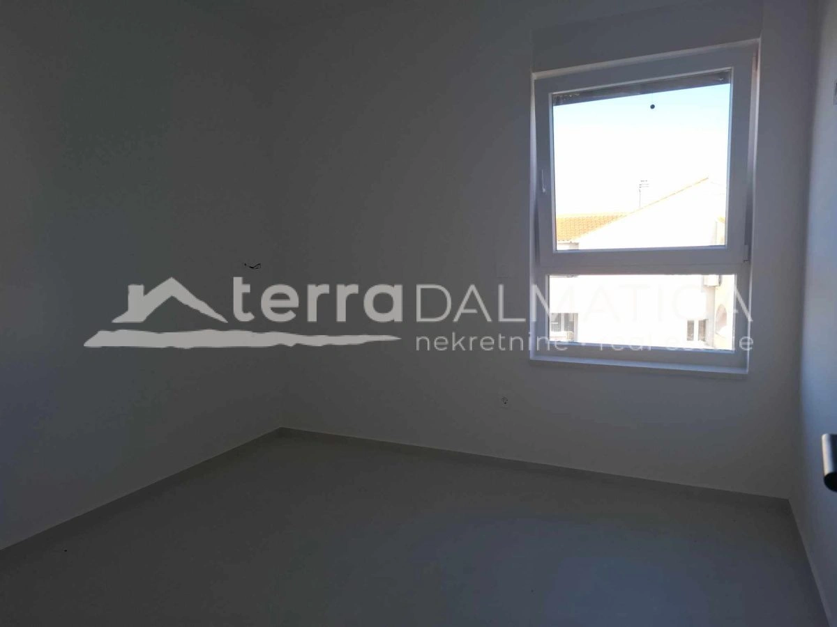 Drei-Zimmer-Wohnung mit Terrasse, Meerblick und 2 Parkplätzen – bezugsfertig, Vodice