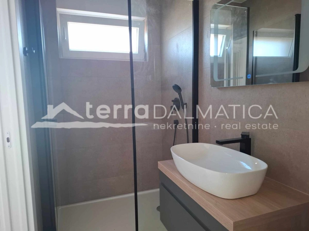 Drei-Zimmer-Wohnung mit Terrasse, Meerblick und 2 Parkplätzen – bezugsfertig, Vodice