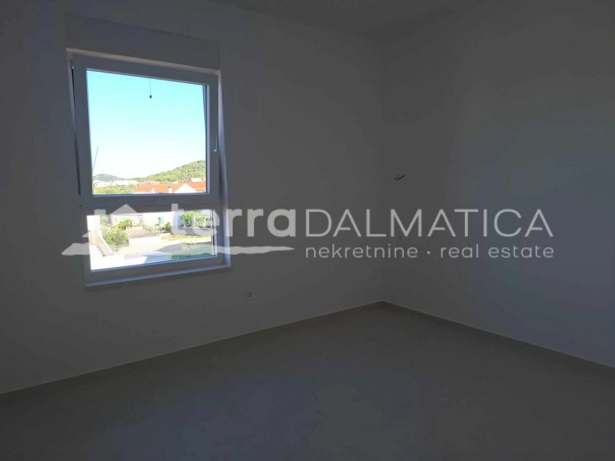 Drei-Zimmer-Wohnung mit Terrasse, Meerblick und 2 Parkplätzen – bezugsfertig, Vodice