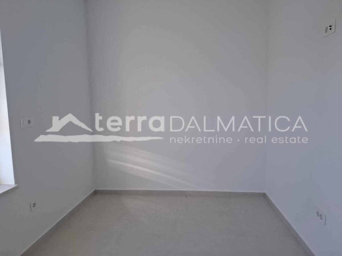 Drei-Zimmer-Wohnung mit Terrasse, Meerblick und 2 Parkplätzen – bezugsfertig, Vodice