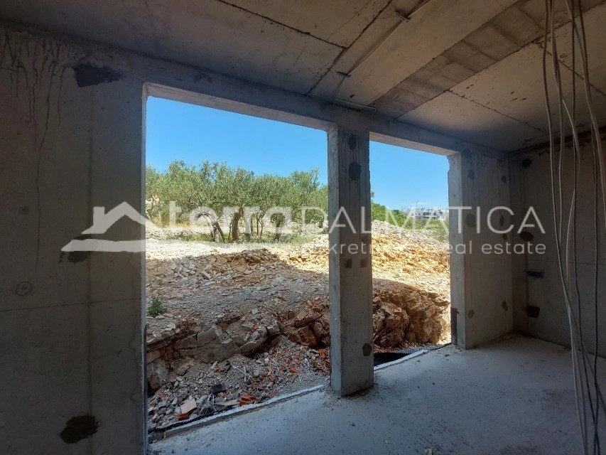 Primošten, neue Zwei-Zimmer-Wohnung mit Pool und Meerblick