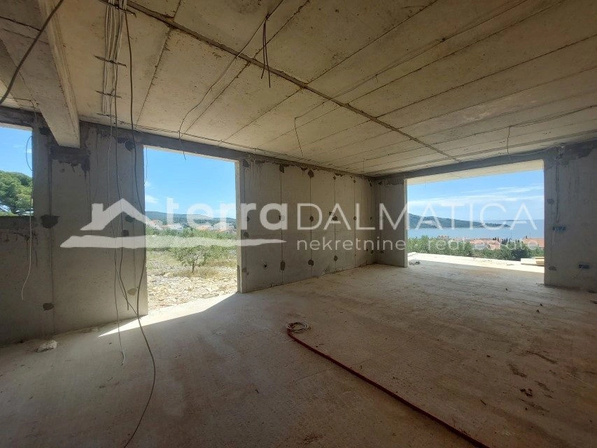 Primošten, neue Zwei-Zimmer-Wohnung mit Pool und Meerblick