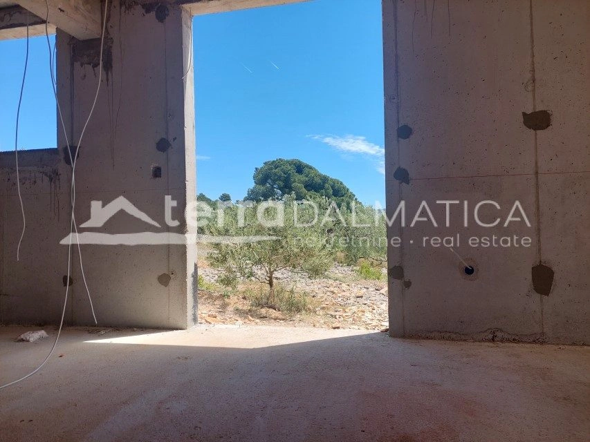 Primošten, neue Zwei-Zimmer-Wohnung mit Pool und Meerblick