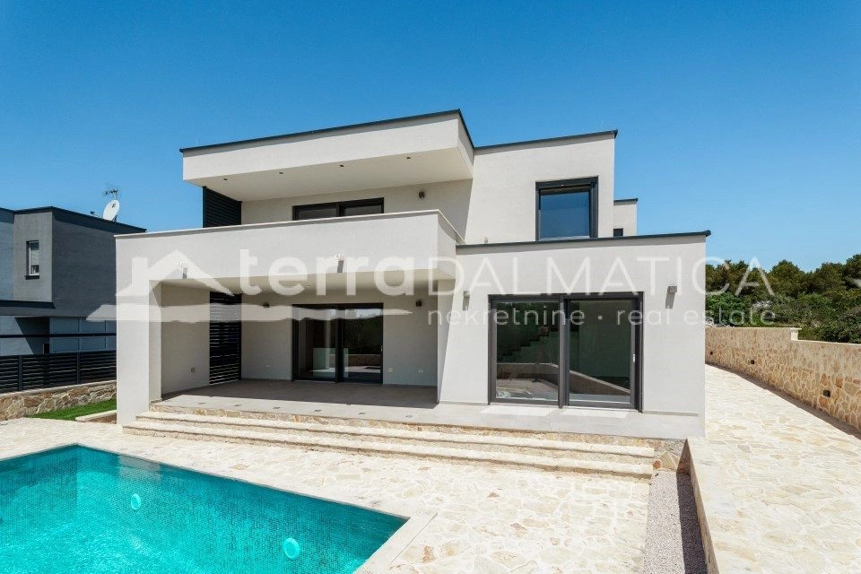 Brodarica, Großzügige Villa mit Pool und mediterranem Charme