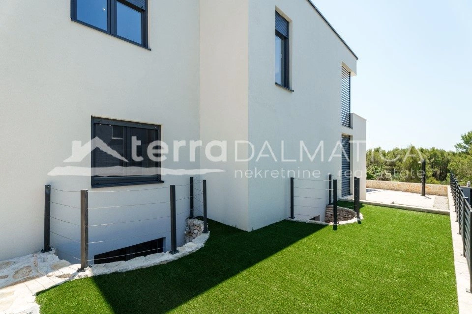 Brodarica, Großzügige Villa mit Pool und mediterranem Charme