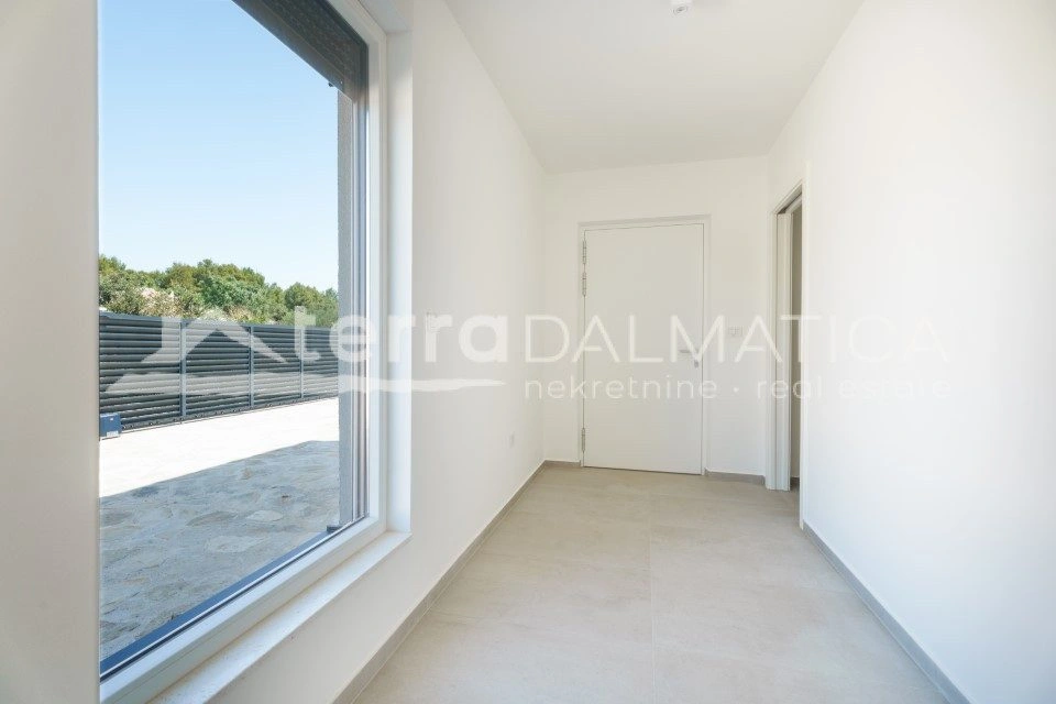 Brodarica, Großzügige Villa mit Pool und mediterranem Charme