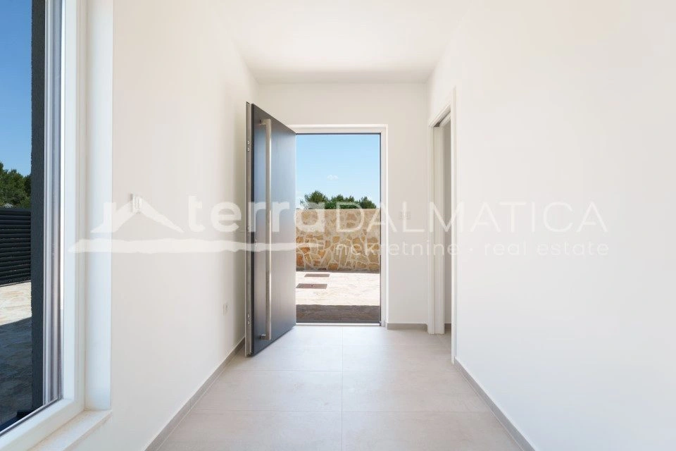 Brodarica, Großzügige Villa mit Pool und mediterranem Charme