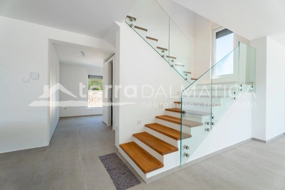 Brodarica, Großzügige Villa mit Pool und mediterranem Charme