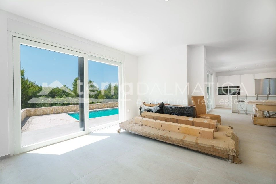 Brodarica, Großzügige Villa mit Pool und mediterranem Charme