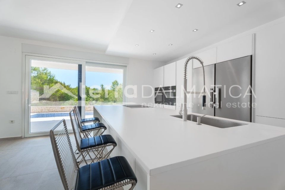 Brodarica, Großzügige Villa mit Pool und mediterranem Charme