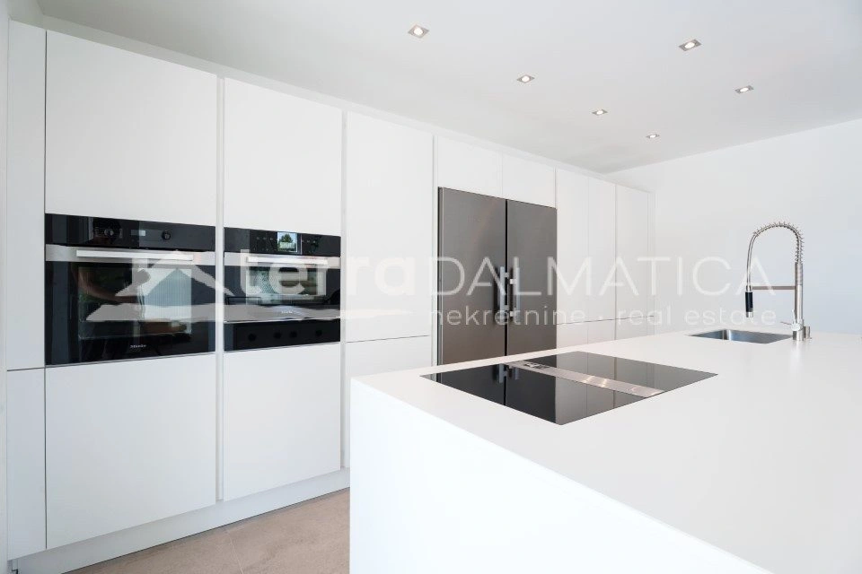 Brodarica, Großzügige Villa mit Pool und mediterranem Charme