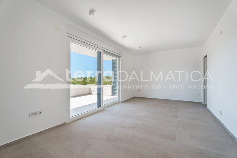 Brodarica, Großzügige Villa mit Pool und mediterranem Charme