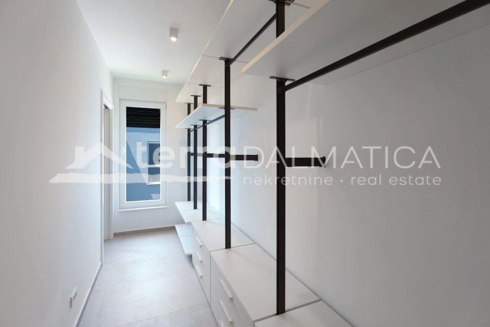 Brodarica, Großzügige Villa mit Pool und mediterranem Charme