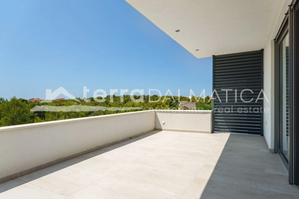 Brodarica, Großzügige Villa mit Pool und mediterranem Charme