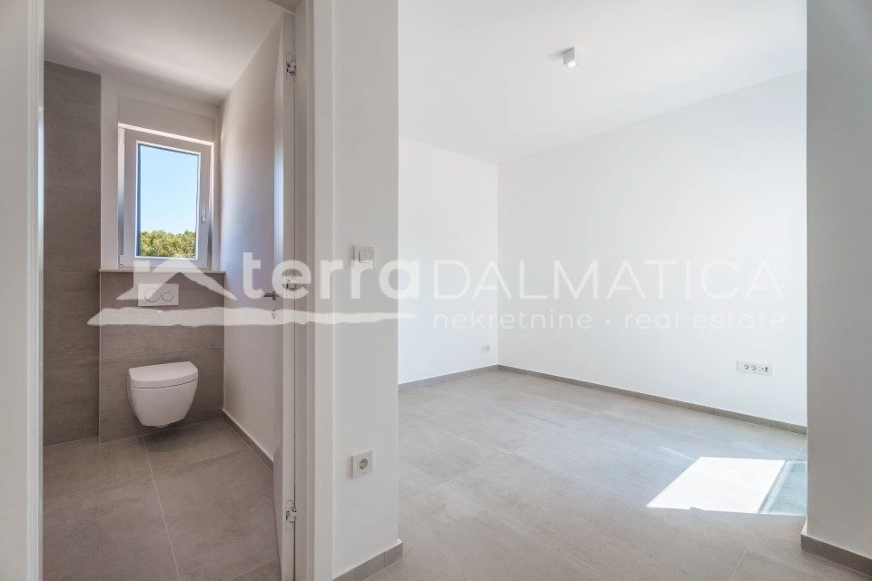 Brodarica, Großzügige Villa mit Pool und mediterranem Charme