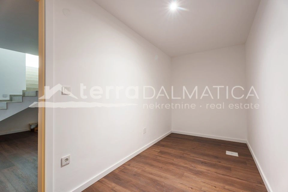 Brodarica, Großzügige Villa mit Pool und mediterranem Charme