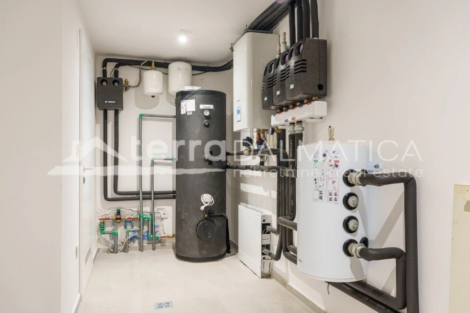 Brodarica, Großzügige Villa mit Pool und mediterranem Charme