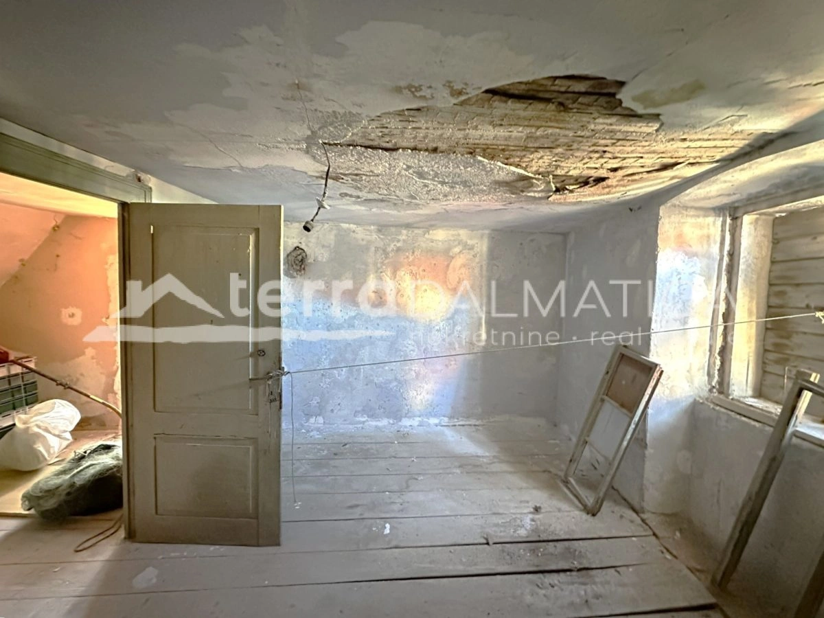 Haus zur Renovierung 20 m vom Meer entfernt auf der Insel Zlarin – eine seltene Gelegenheit!