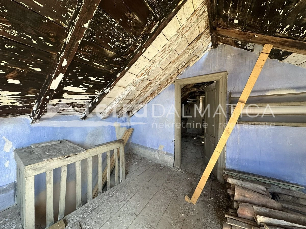 Haus zur Renovierung 20 m vom Meer entfernt auf der Insel Zlarin – eine seltene Gelegenheit!