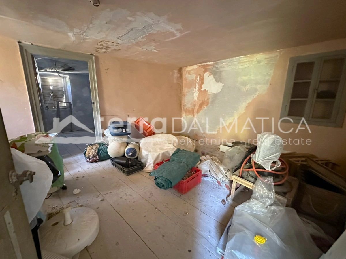 Haus zur Renovierung 20 m vom Meer entfernt auf der Insel Zlarin – eine seltene Gelegenheit!